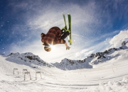 开云平台-当德国战车碾过拜仁，梅西在欧冠之夜接管比赛—足球世界的平行史诗