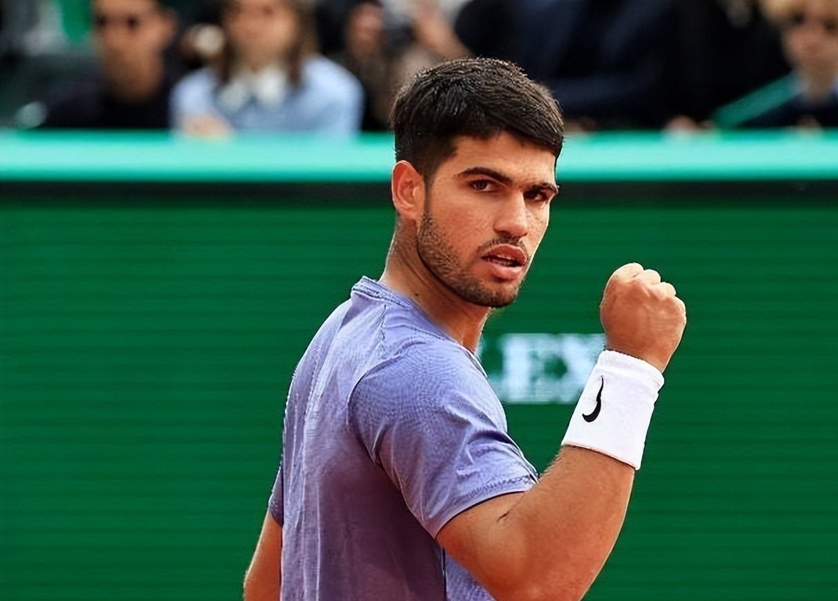 关于意大利网球队逆转美国网球队，阿尔卡拉斯统治全场的信息