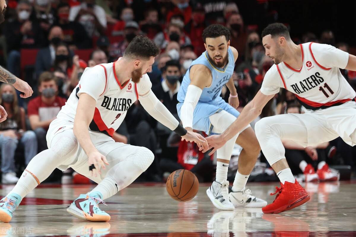 包含火箭血洗希腊男篮，哈里斯完成帽子戏法的词条