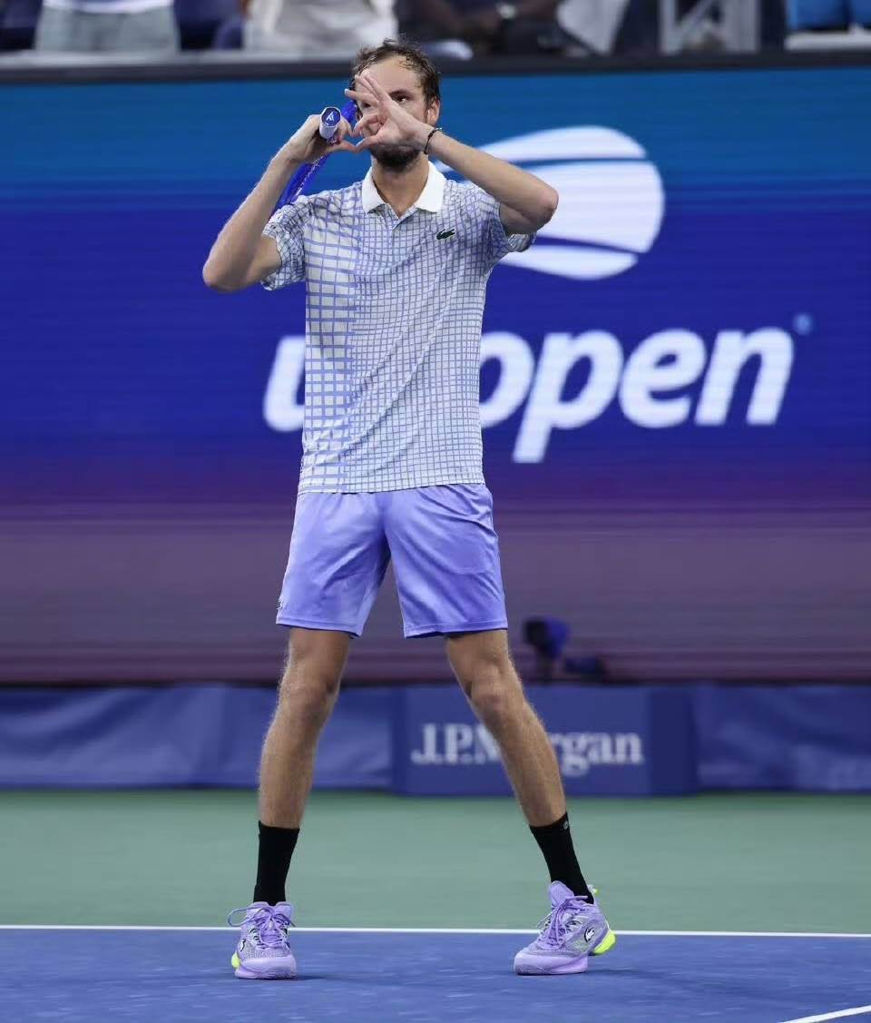 世界网球队翻盘西班牙网球队，克耶高斯打破历史纪录的简单介绍