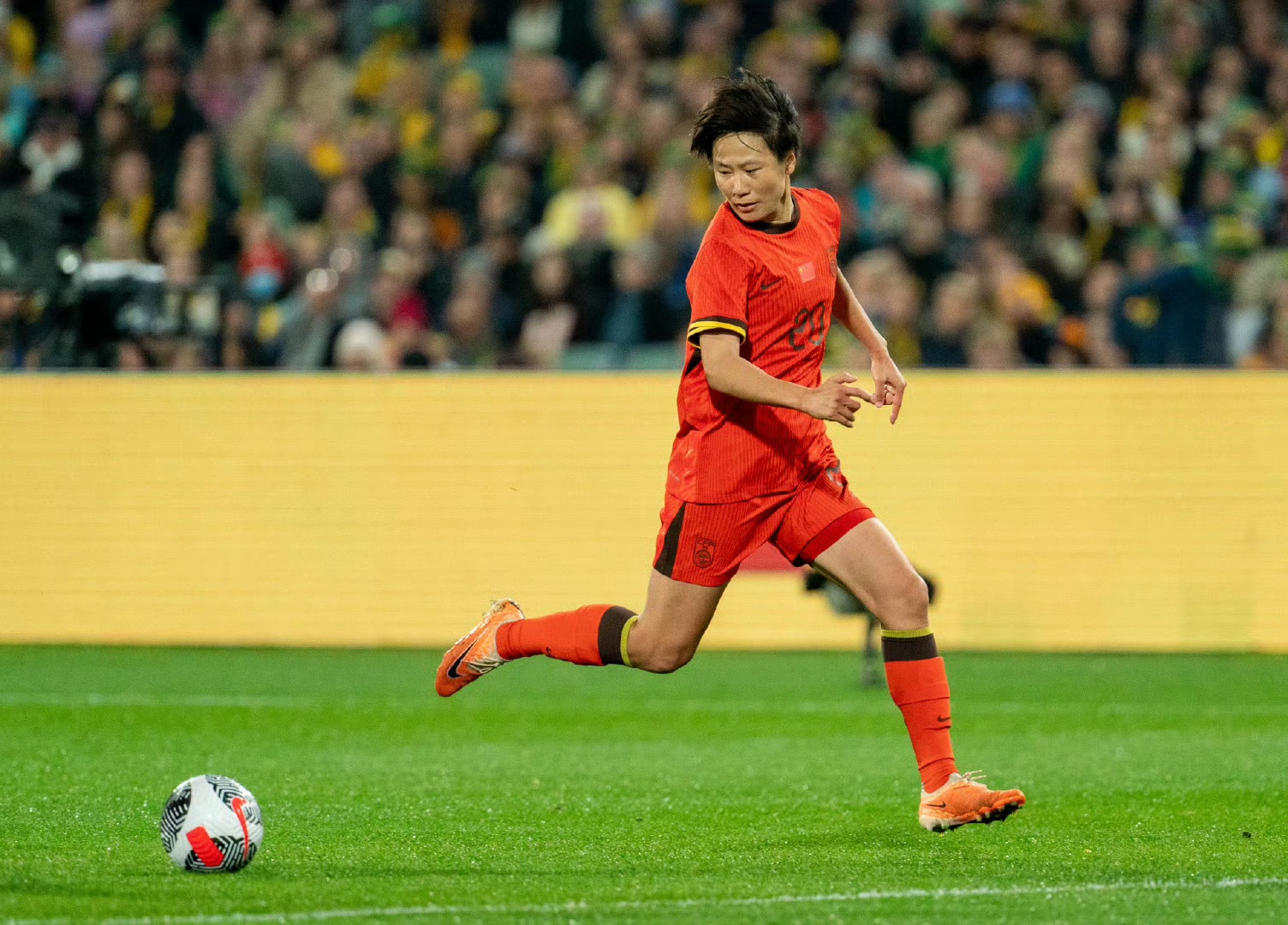 关于国际体育盛事中，女足选手挑战自我！的信息