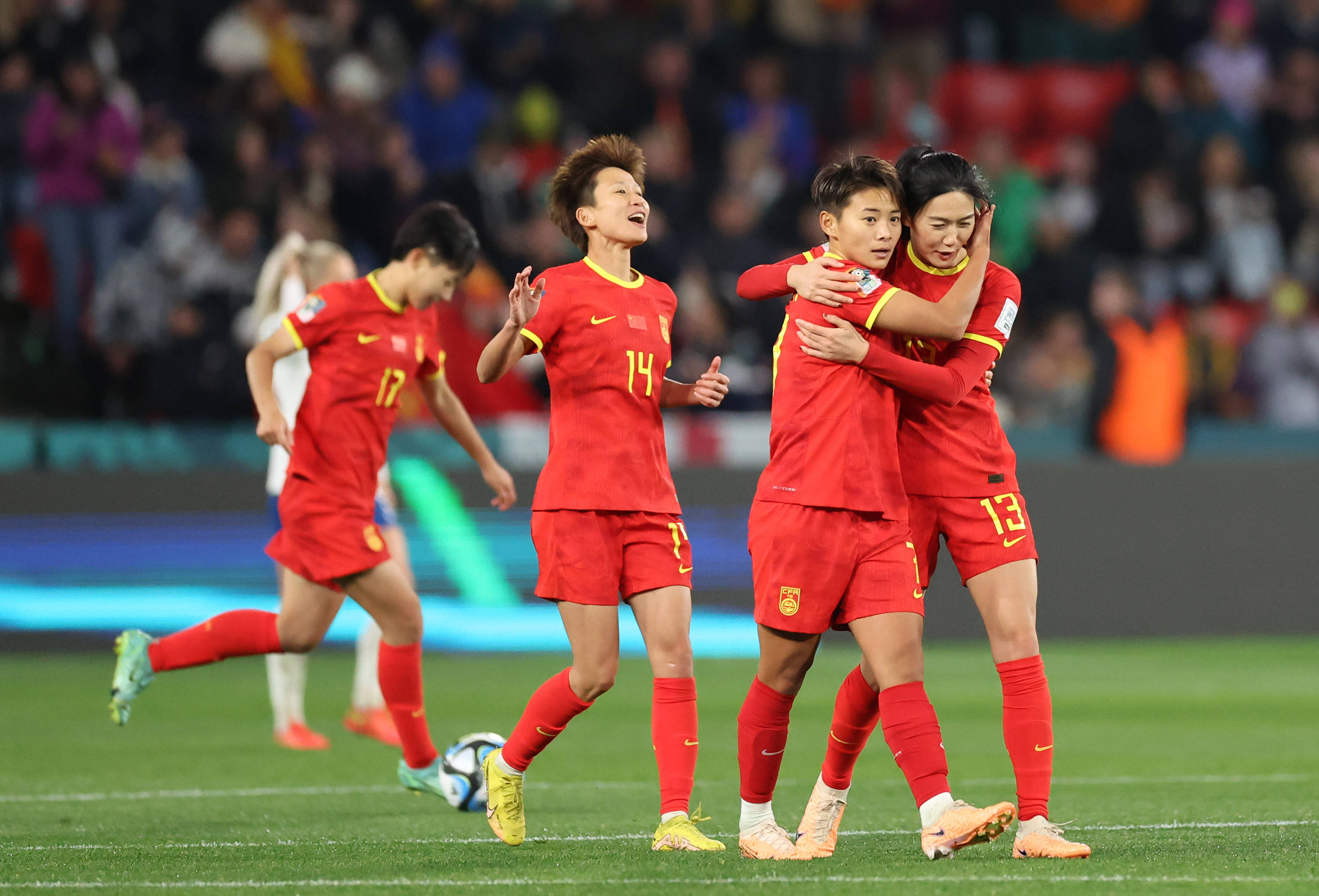 关于国际体育盛事中，女足选手挑战自我！的信息