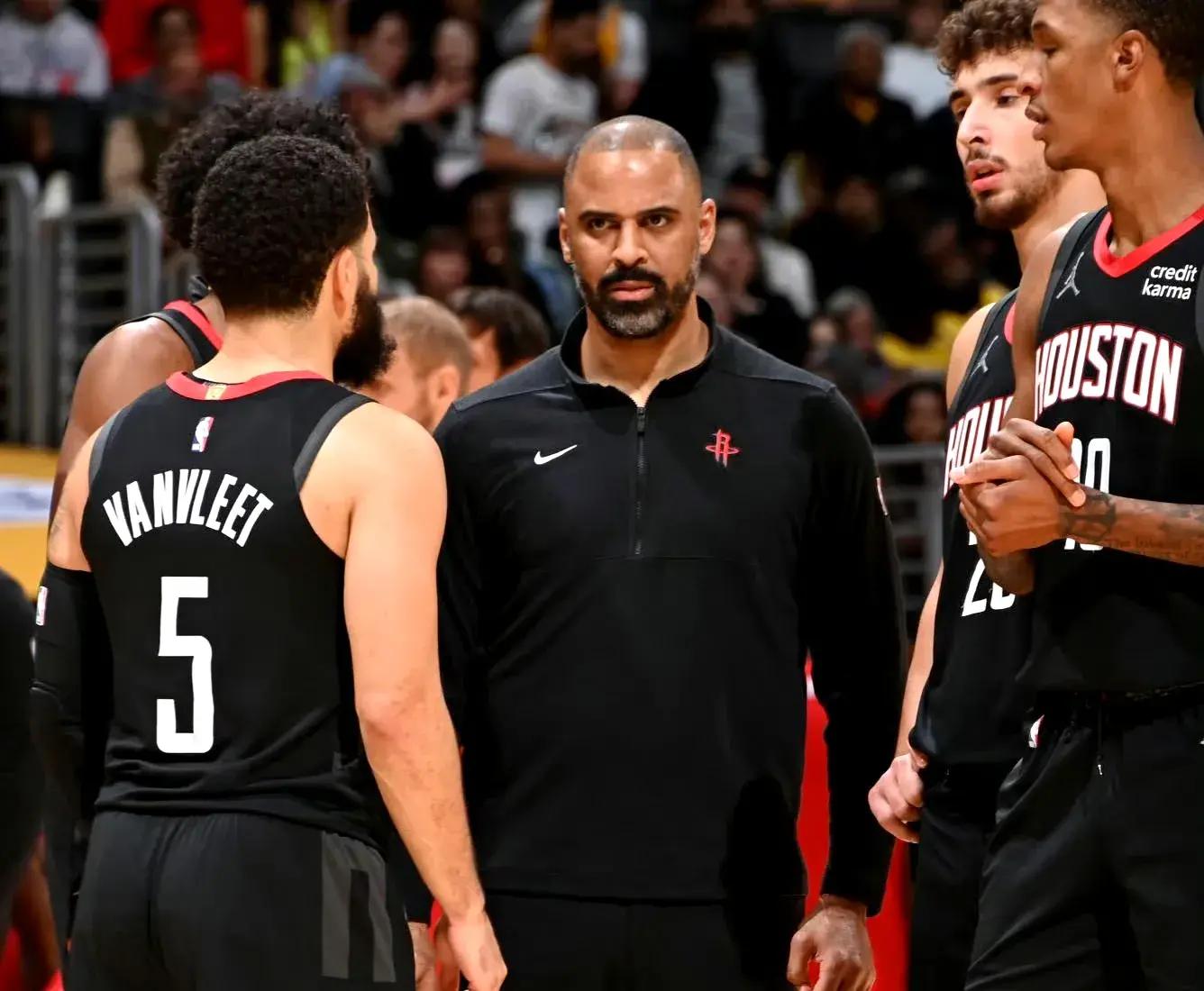 火箭队主教练怒怼观众：请尊重球员的简单介绍