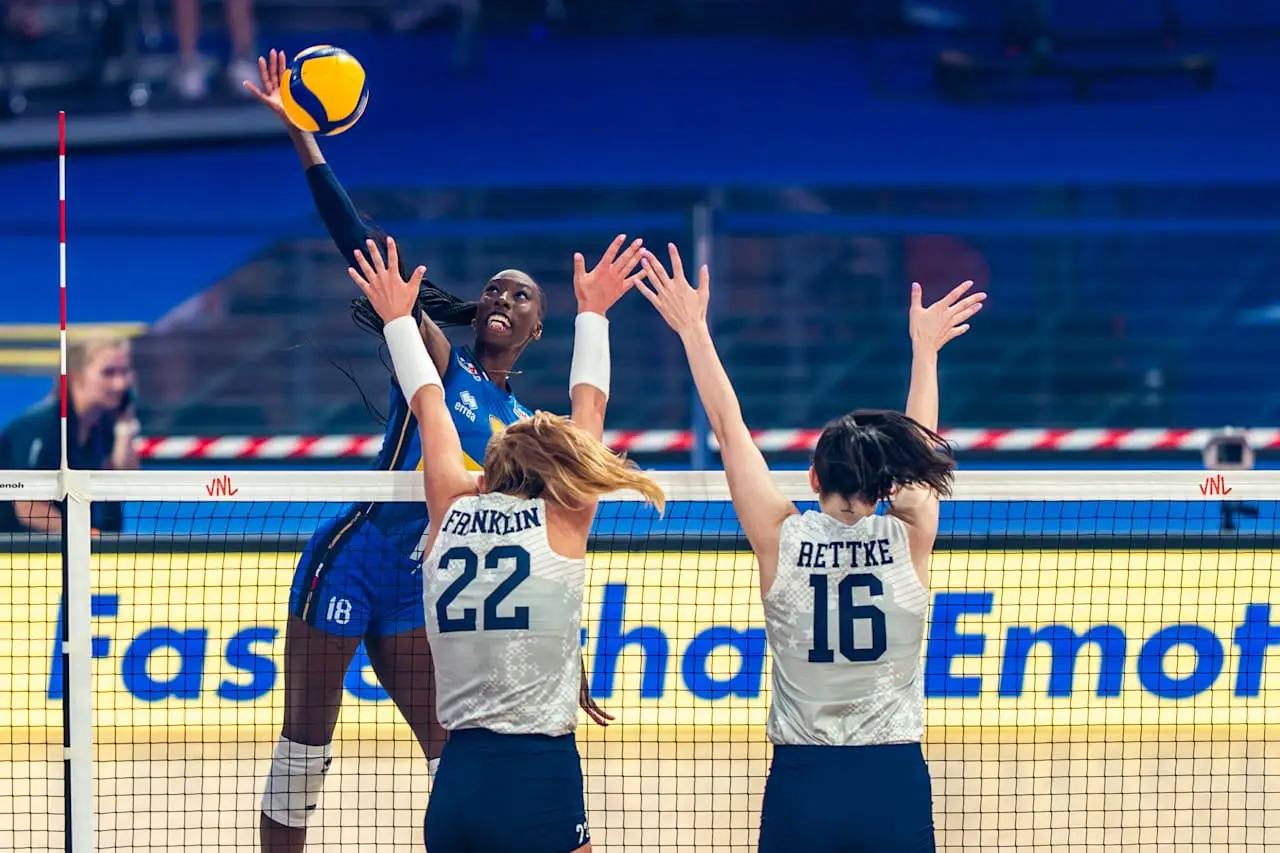 津巴布韦代表团在女子排球比赛中赢得掌声，称霸赛场