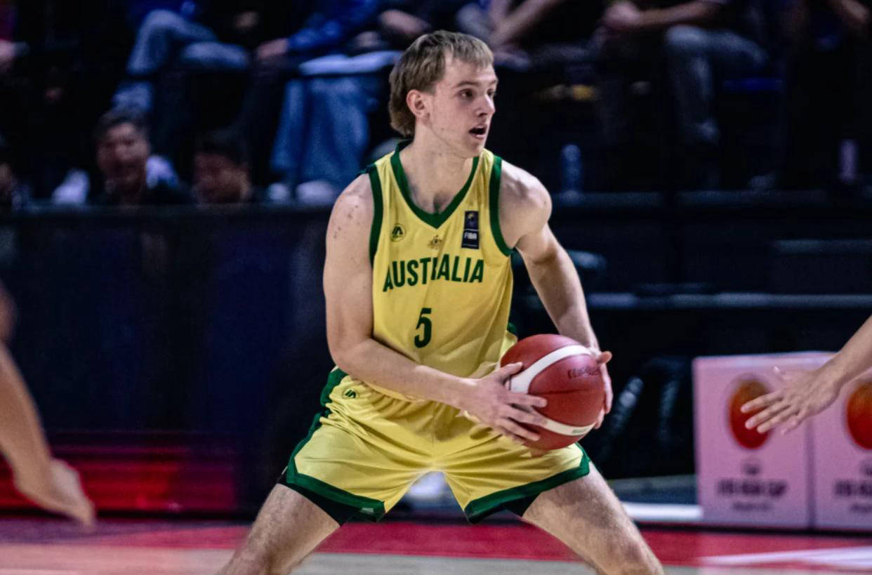 包含日本球队主场大胜澳大利亚球队，夺取三分的词条