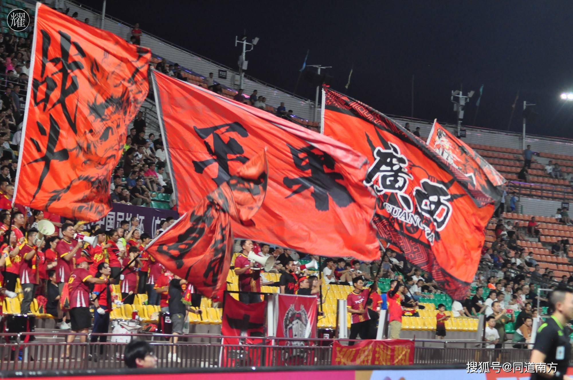 包含高水平足球赛事再度引发球迷热议的词条