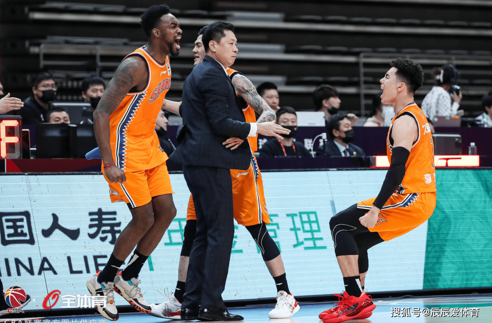 队员受伤退赛，教练团队紧急调整备战下一轮