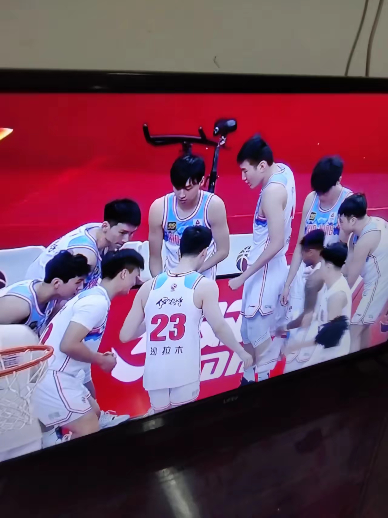 队员受伤退赛，教练团队紧急调整备战下一轮