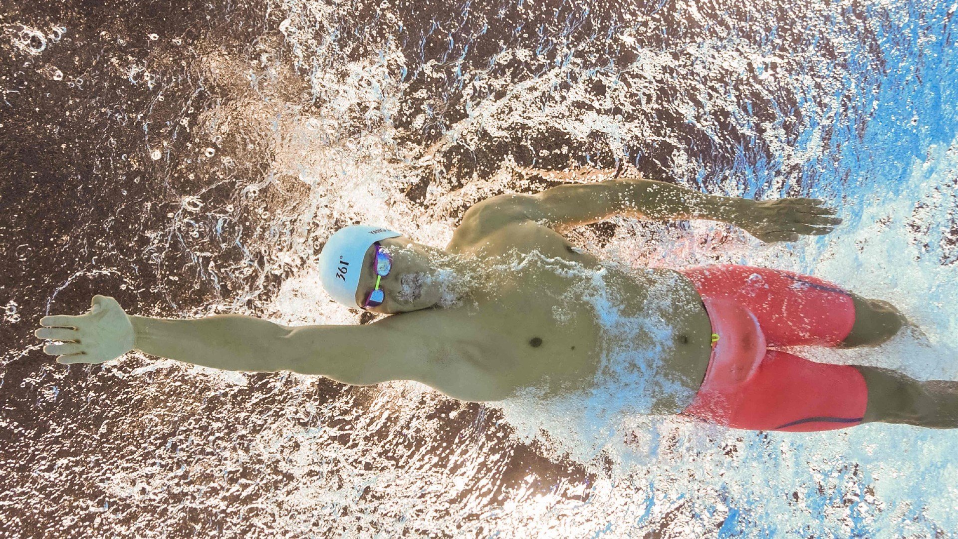 总决赛舞台的意外对决，爵士强势拿下深圳队